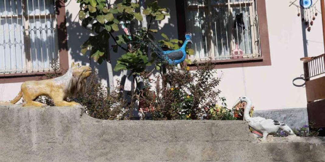 Emeklilik ona yepyeni bir kapı açtı! Atıklardan yeni bir dünyaya: Hepsini sanat eserine dönüştürüyor 6